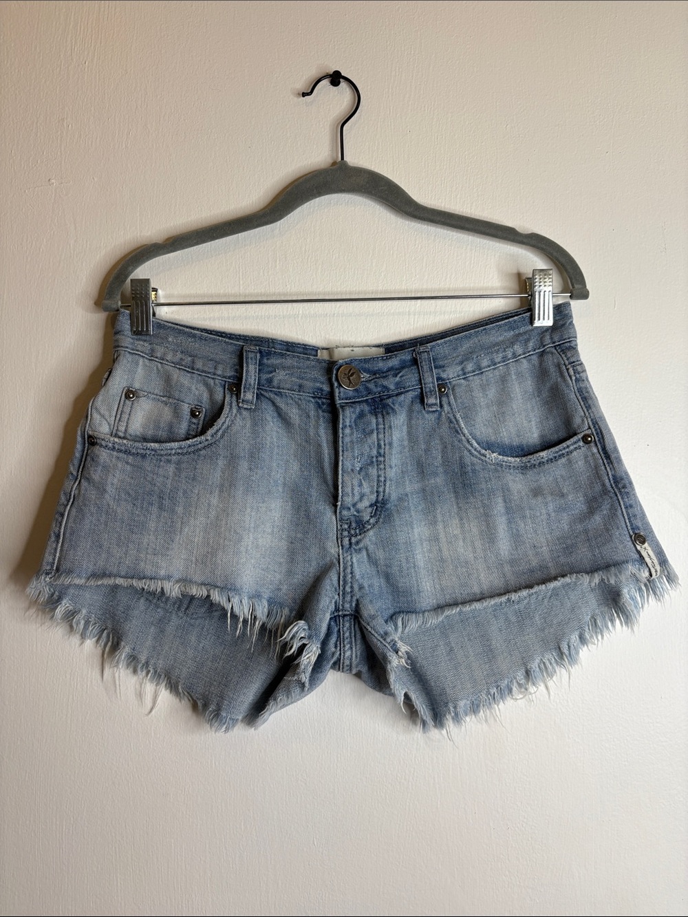 One Teaspoon Bonitas Light Wash Denim Frayed Hem Shorts 26
